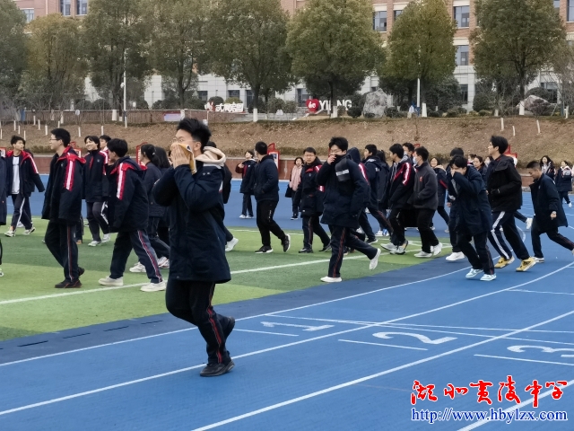 2 学生捂鼻到操场.jpg